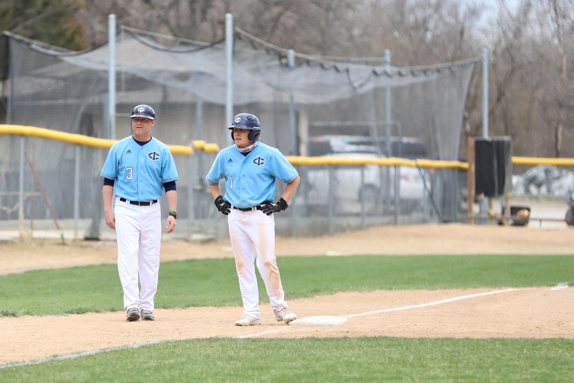 Tritons split with Bears on road