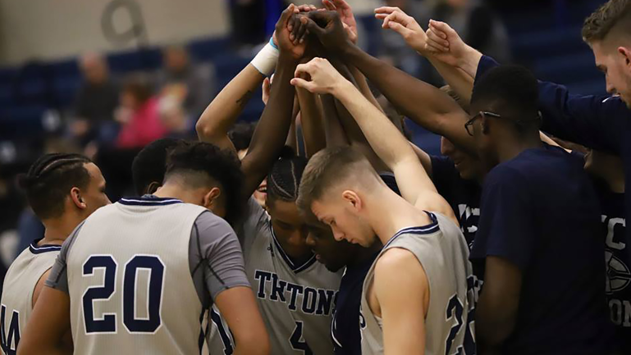 Ellsworth beats Iowa Central