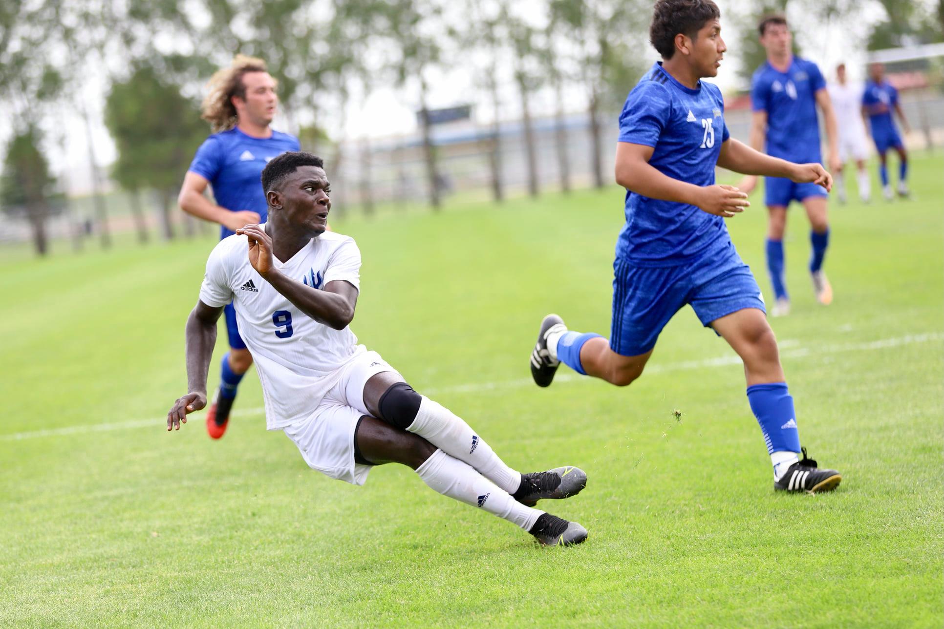 Tritons take No. 4 Lakers the distance