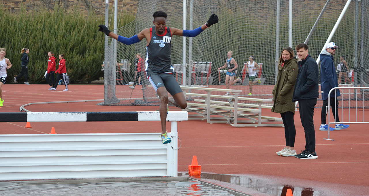 Tritons Brave the Wind and Cooler Temperatures