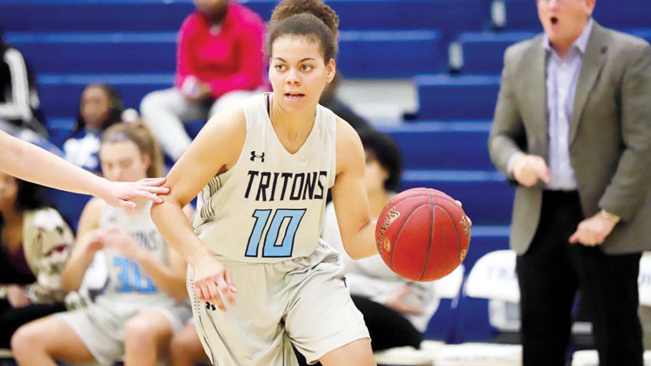 Triton women stretch streak