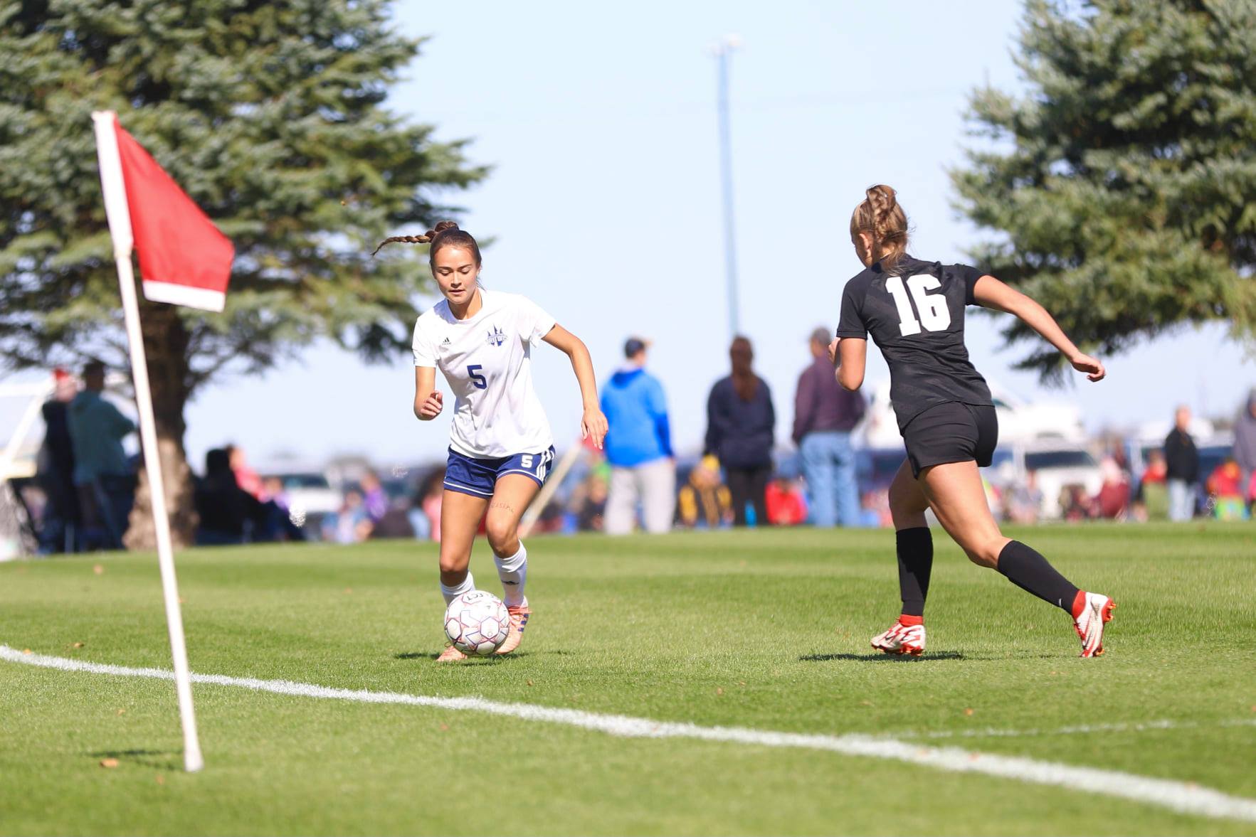 Tritons open regionals with Iowa Western