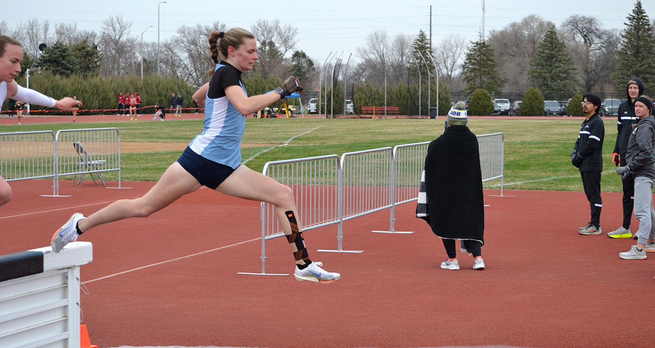 Tritons Brave the Wind and Cooler Temperatures