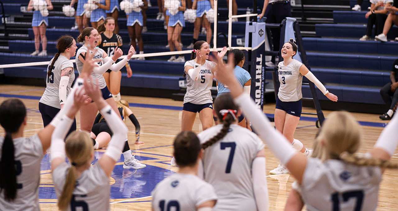 Ten Consecutive Wins For Triton Volleyball